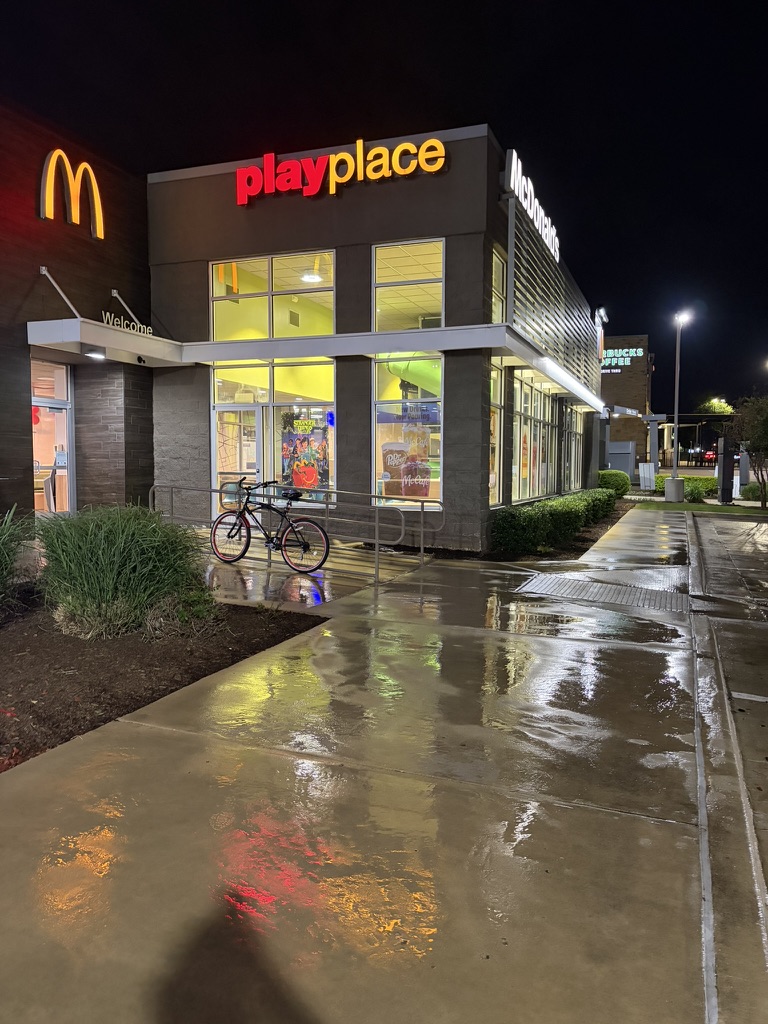 Quick service restaurant exterior after pressure washing in North DFW